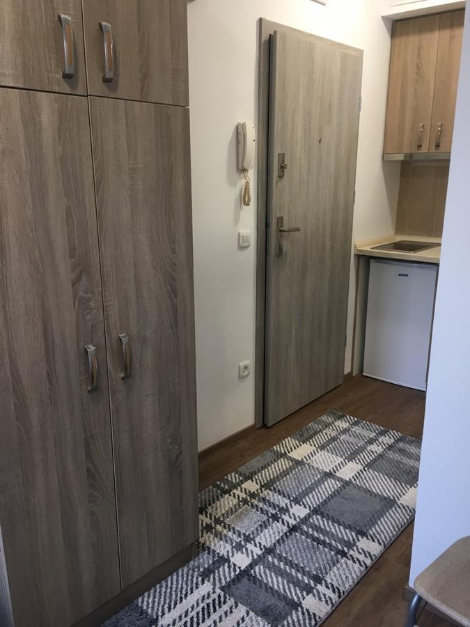 Apartment Sisters3 *